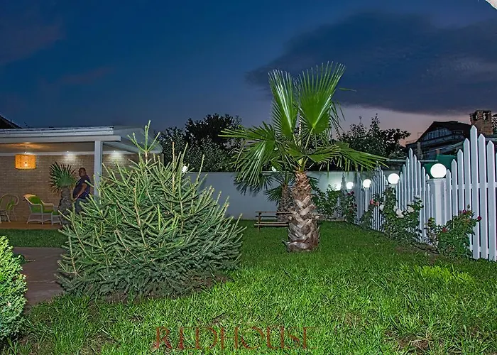 Red House Family بيت ضيافة *