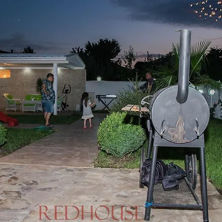 Гостьовий будинок Red House Family Равда