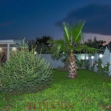 Red House Family Гостьовий будинок *