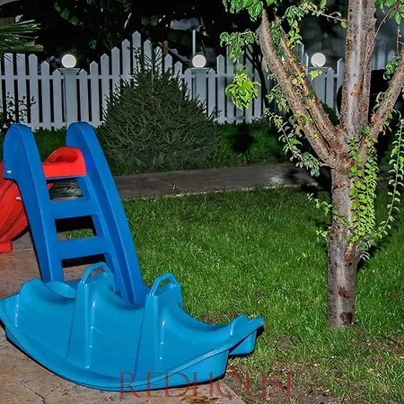 Red House Family Гостьовий будинок Равда